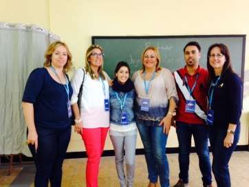 La alcaldesa con apoderados e interventores del PP, en la jornada electoral de este domingo (Foto TA)