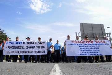 Protesta de taxistas y autoridades locales de Telde e Ingenio en contra del tránsfer en Gando (Foto Acfi Press)