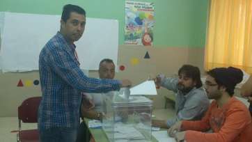 Alejandro Ramos, este domingo, emitiendo su voto (Foto TA)