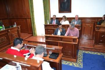 Alejandro Ramos y Juan Quintana este lunes en el Pleno (Foto Daniel Ojeda)