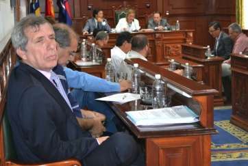 Guillermo Reyes junto a los ediles de Ciuca en el Pleno (Foto TA)