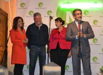 Román Rodríguez (d), junto a la presidenta de NC Telde (i), Carmen Hernández, y a otros dirigentes nacionalistas (Foto TA)