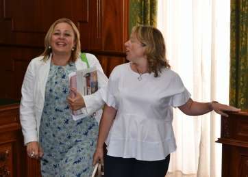 La alcaldesa y la concejala Sonsoles Martín, secretaria local del PP (Foto Daniel Ojeda)