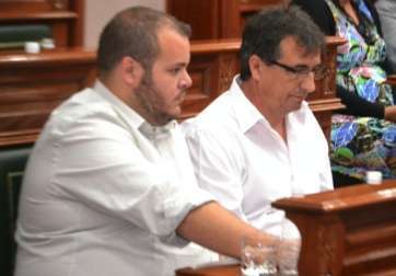 Juan Francisco Artiles (d), este lunes junto a su compañero de partido en el Pleno de mayo (Foto Daniel Ojeda)