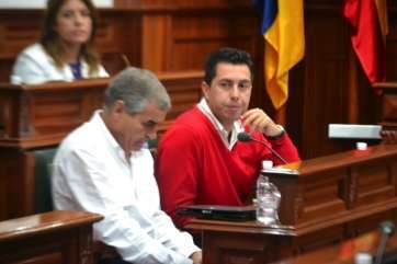 Alejandro Ramos junto al también concejal Juan Quintana, en el Pleno de este lunes (Foto Daniel Ojeda) 