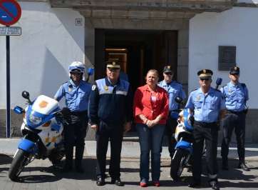 La alcaldesa Castellano junto a miembros de la Policía Local de Telde (Foto TA)
