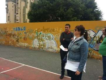 La concejala Celeste López, durante la visita a La Loma de Jinámar (Foto TA)