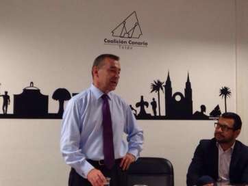 El presidente Paulino Rivero (i), junto al secretario local de CC, Efraín Gómez (d) (Foto TA)