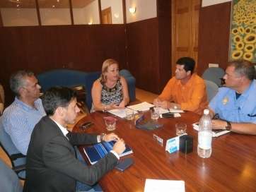 Imagen de archivo de representantes municipales y el presidente de la cooperativa de taxistas de Telde (Foto TA)