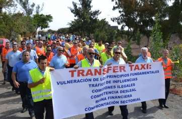Los taxistas de Telde e Ingenio, de camino a una de las manifestaciones celebradas recientemente en el Aeropuerto de Gran Canaria (Foto TA)