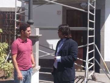 El concejal de Patrimonio Histórico, Ignacio Serrano, delante de las Casas Consistoriales de San Juan (Foto TA)