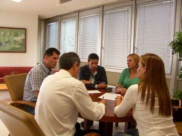 Momento de la reunión con la consejera de Transportes del Cabildo grancanario (Foto TA)