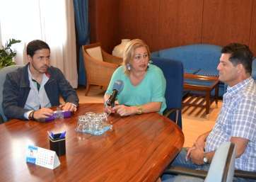 Héctor Suárez (i), Mari Carmen Castellano (c) y Sebastián Alonso (d), este valorando la reunión con la consejera insular (Foto TA)