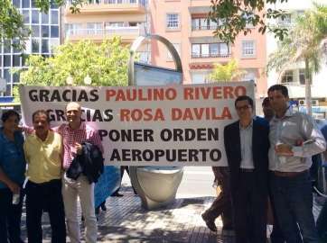 Taxistas y representes municipales de Telde e Ingenio, protestando frente a la sede de Transportes (Foto TA)