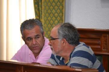 El portavoz del PP, Francisco López (i), y el concejal nacionalista Pedro Galván (Foto TA)