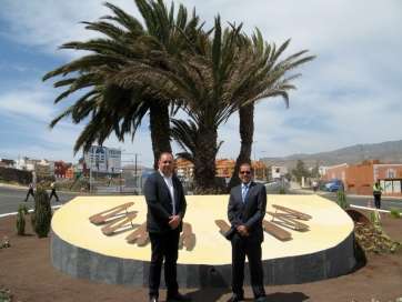 Juan Martel (i) con el presidente de Alcer, en la rotonda del Donante (Foto TA)