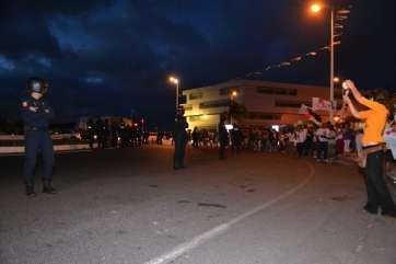 Agentes de la Unidad de Intervención de la Policía Nacional vigilan de cerca a los manifestantes en la rotonda de El Cubillo (Foto TA)