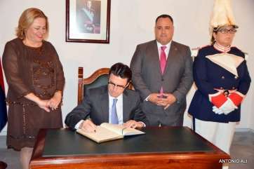 El ministro y pregonero José Manuel Soria firmando en el libro de honor del Consistorio (Foto Antonio Alí)