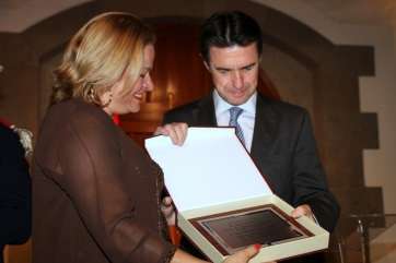 La alcaldesa de Telde le entrega a Soria en recuerdo por el pregón de 2014 (Foto Jesús Ruiz Mesa)