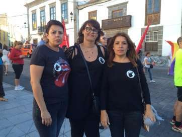 Carmen Hernández junto a Celeste López y Minerva Alonso, ayer en la plaza (Foto TA)