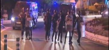 Un grupo de policías nacionales, anoche en Telde (Foto captada de un video de ATCpress.com)