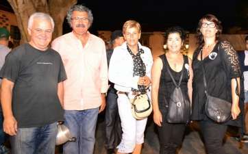 Cargos públicos de Nueva Canarias y militantes, ayer durante las protestas (Foto TA)