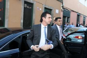 El ministro Soria a su llegada a la ermita de San Pedro Mártir (Foto Jesús Ruiz Mesa)