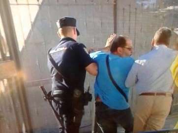 Momento en que Suárez era retirado por la Policía (Foto Telde.tv)