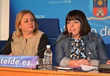 La alcaldesa Mari Carmen Castellano (i), junto a la concejala Gloria Cabrera (d) (Foto TA)