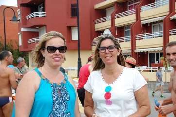 Sonsoles Martín, secretaria general local del PP, con la concejala María González Calderín (d), ayer en Taliarte (Foto TA)