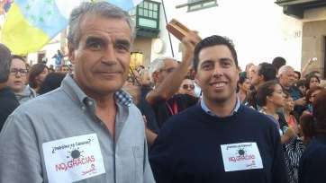 Los dos concejales del PSOE en la protesta del pasado miércoles (Foto TA)