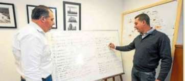 Martel y Torres en su pizarra de las obras (Foto Borja Suárez-C7)