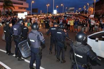 Agentes de la Unidad de Intervención Policial desplegados en la rotonda de El Cubillo (Foto Acfi Press)