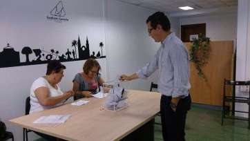 Momento en que Pablo Rodríguez ejerce el voto (Foto TA)