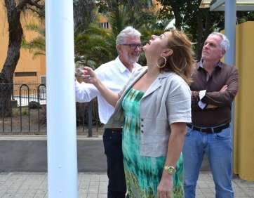 La alcaldesa atiende las explicaciones del técnico Hernández, junto a uno de los nuevos báculos (Foto TA)