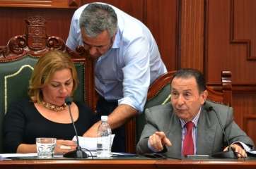 Francisco López, portavoz del PP, charla con la alcaldesa durante el Pleno de este viernes (Foto Francisco Javier Santana)