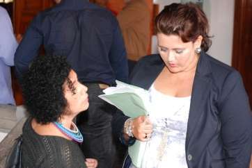 Celeste López, concejala de NC, ayer en el momento de abandonar el Pleno (Foto Francisco J. Santana)