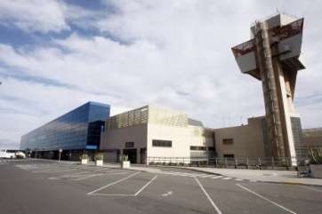 Torre de control y terminal de vuelos nacionales del Aeropuerto de Gando (Foto TA)