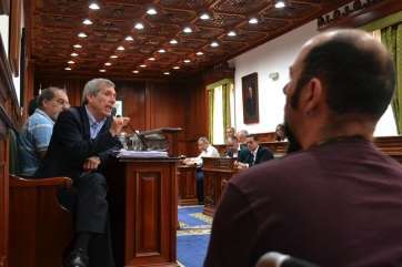 Reyes durante su intervención, de espaldas al Pleno.  (Foto Daniel Ojeda)