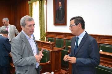 Guillermo Reyes (i) y Pablo Rodríguez (d) conversan durante un Pleno municipal (Foto TA)