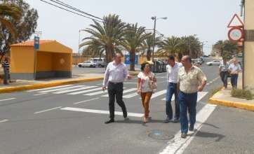 Los concejales Martel y Torres junto a Margarita Alonso recorriendo Ojos de Garza (Foto TA)