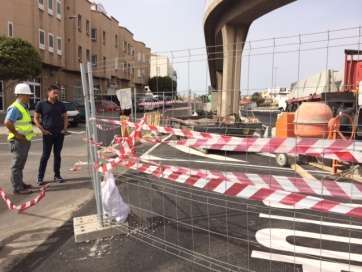 Héctor Suárez supervisa las obras en compañía de los técnicos (Foto TA)