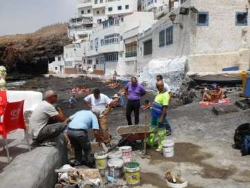 Los ediles supervisan los trabajos en la cala costera de Tufia (Foto TA)