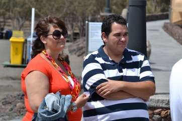 La concejala Celeste López y el secretario político de NC, Leonardo Hernández, este mediodía en Melenara (Foto Daniel Ojeda)