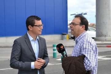 Pablo Rodríguez, en terrenos de La Mareta, con el periodista Luis Socorro (Foto Daniel Ojeda)