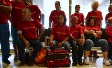 Alonso junto a vecinos de Ojos de Garza (Foto TA)