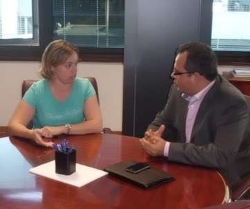 Imagen de archivo de Juan Domínguez con la concejala de Desarrollo Local, Sonsoles Martín (Foto TA)