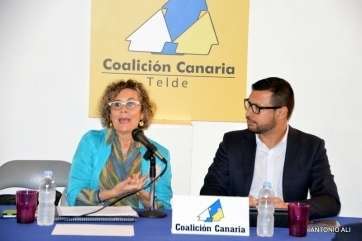 La diputada nacionalista María del Mar Julios (i) en un acto en Telde (Foto Antonio Alí)