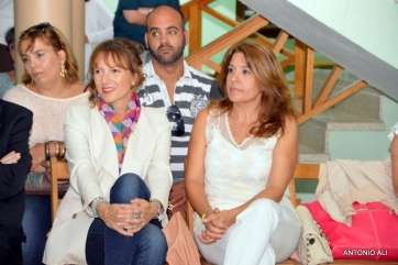 Carmen Hernández (d) con la consejera insular Inés Jiménez, este viernes en el pregón de La Medianía (Foto Antonio Alí)