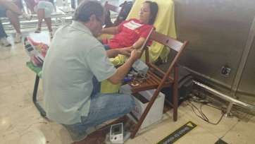 Margarita Alonso es atendida por un médico en el Aeropuerto de Gran Canaria (Foto TA)